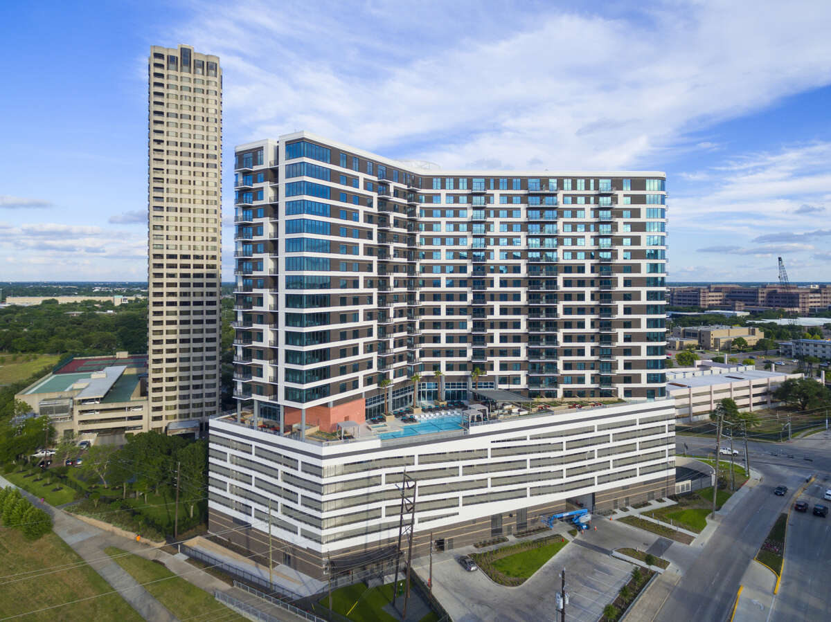 Vantage Med Center Units: 375 Address: 1911 Holcombe Blvd., Houston, TX 77030 Owner/management: The Dinerstein Companies Year developed: 2017 Features: 22-story high-rise overlooking the Texas Medical Center and Hermann Park. Infinity edge pool, fitness club, outdoor yoga terrace, onsite massage therapist, media lounge, sports lawn with outdoor gaming, indoor bike storage, bike sho, pet park with agility equipment. Apartment interiors include electric keyless entry locks, Quartz countertops, Nest thermostats and a TEAL hot water system.