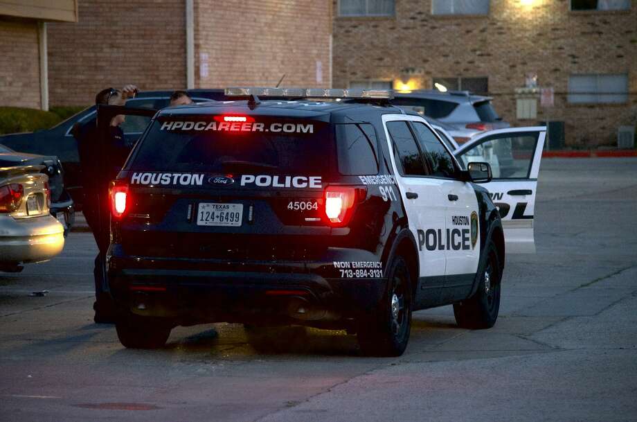 Man shot in north Houston apartment complex, shooter still