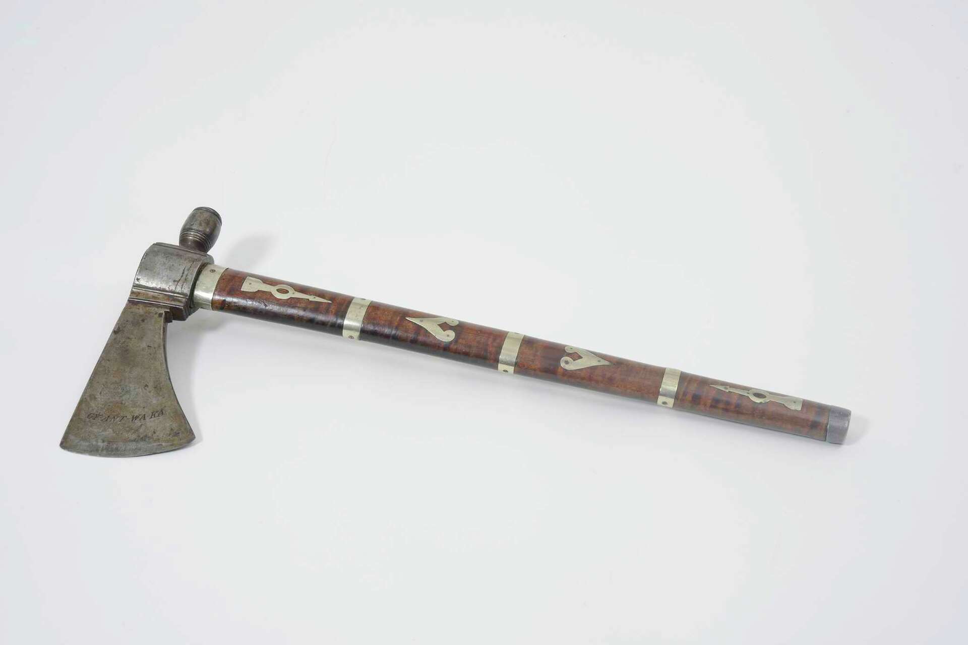 溶けたアイス　古竹　吉明刀　人物鼠彫　杖　長さ約87cm　V　R9068 Seneca chief's stolen, and then recovered, tomahawk finds its way home
