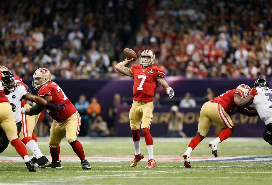 2017 - O contrato de Kaepernick não é renovado e ele permanece sem assinatura, apesar das estatísticas impressionantes da temporada anterior. Acima, ele joga no campo durante o Super Bowl XLVII em 3 de fevereiro de 2013 em New Orleans, Louisiana. Foto: Michael Macor, The Chronicle