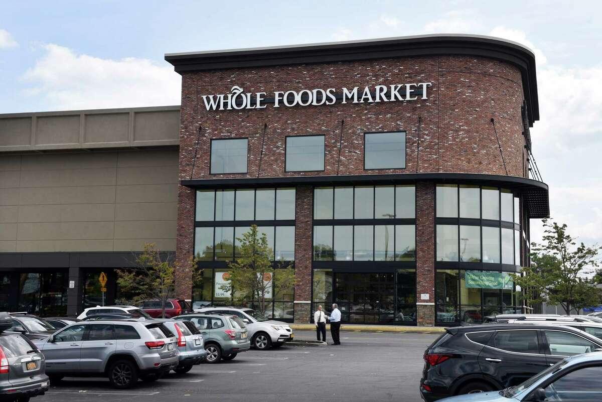 Which chains are still paying workers a pandemic premium?