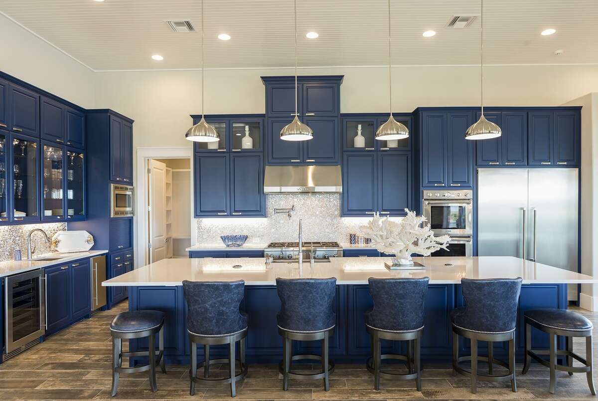 Kitchen cabinets are painted Benjamin Moore’s Symphony Blue.