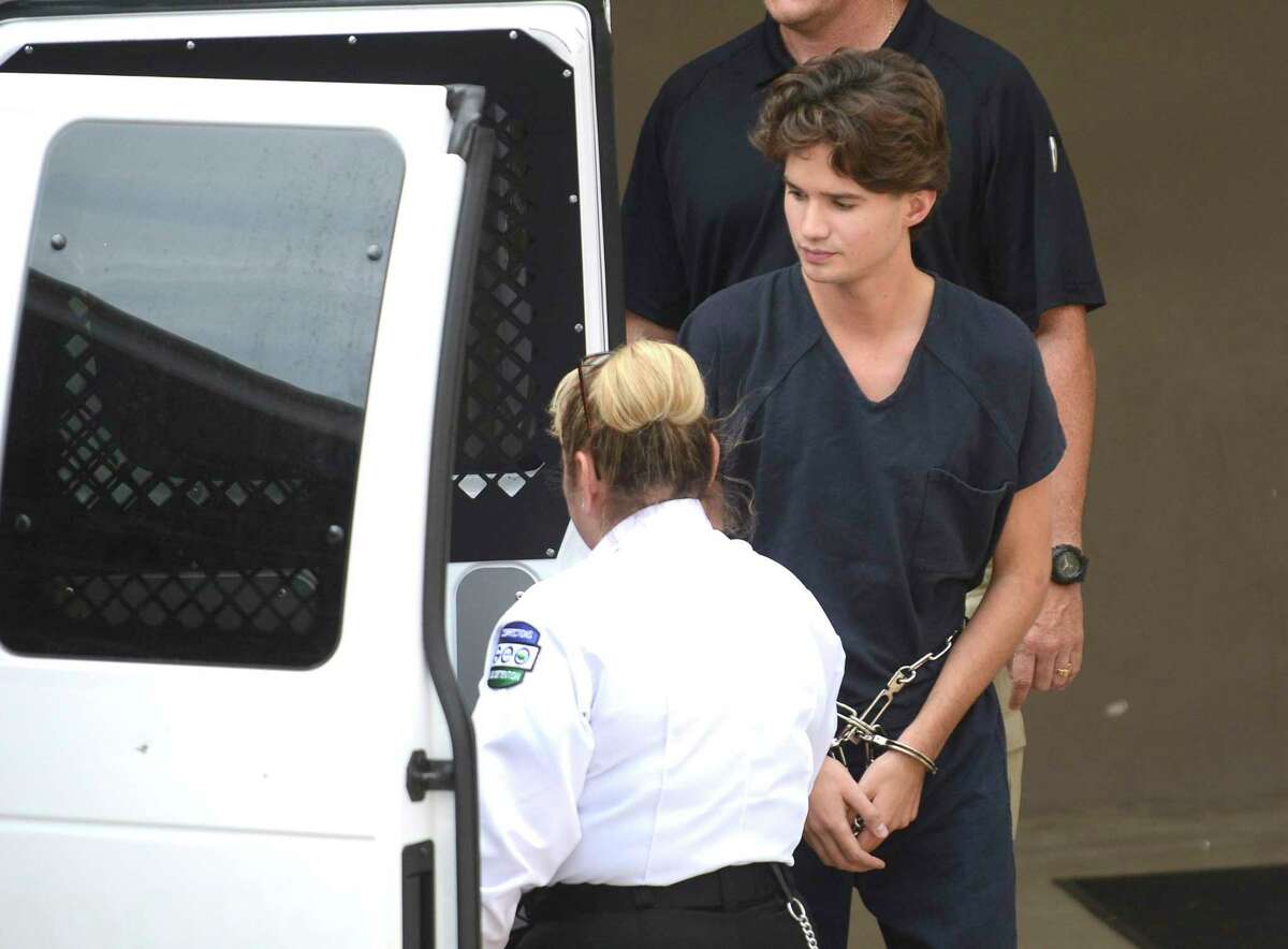 ARCHIVO — Rafael Gabriel Martínez Leal es llevado a una van al salir de una corte federal en San Antonio, el jueves 26 de julio de 2018.