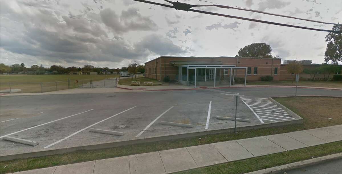 parents-picking-up-children-fight-at-northwest-side-middle-school