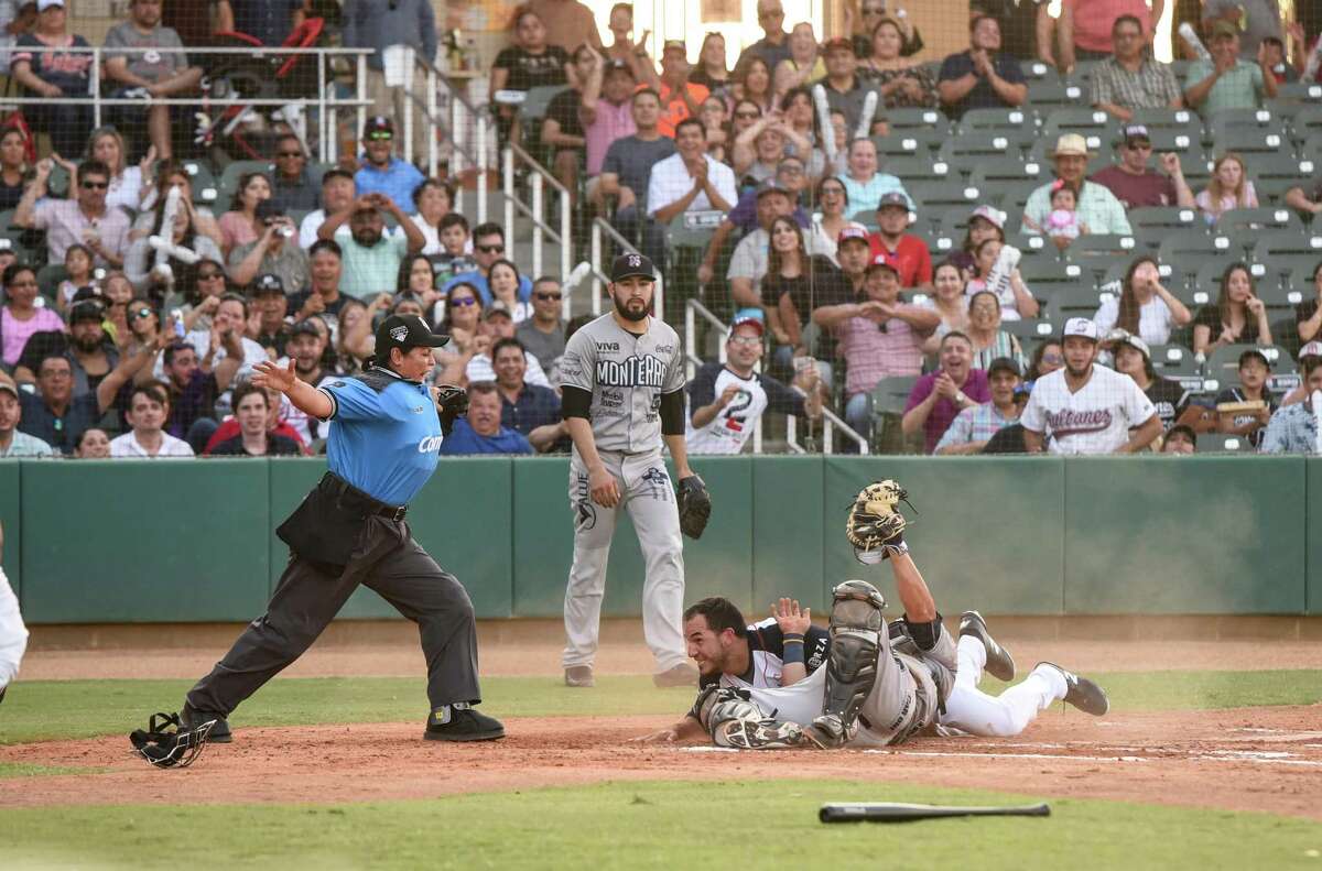 Tecolotes first baseman Roberto Lopez scored the opening run of the game after a collision at home plate in the second inning in a 4-0 victory over Monterrey Saturday.