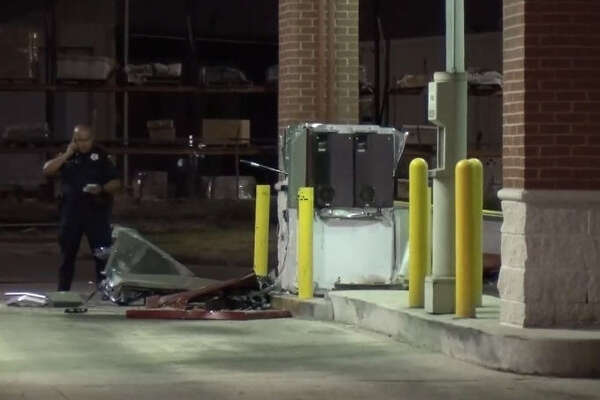 Thieves Use Forklift In Wells Fargo Atm Smash And Grab By Near Northside Houstonchronicle Com