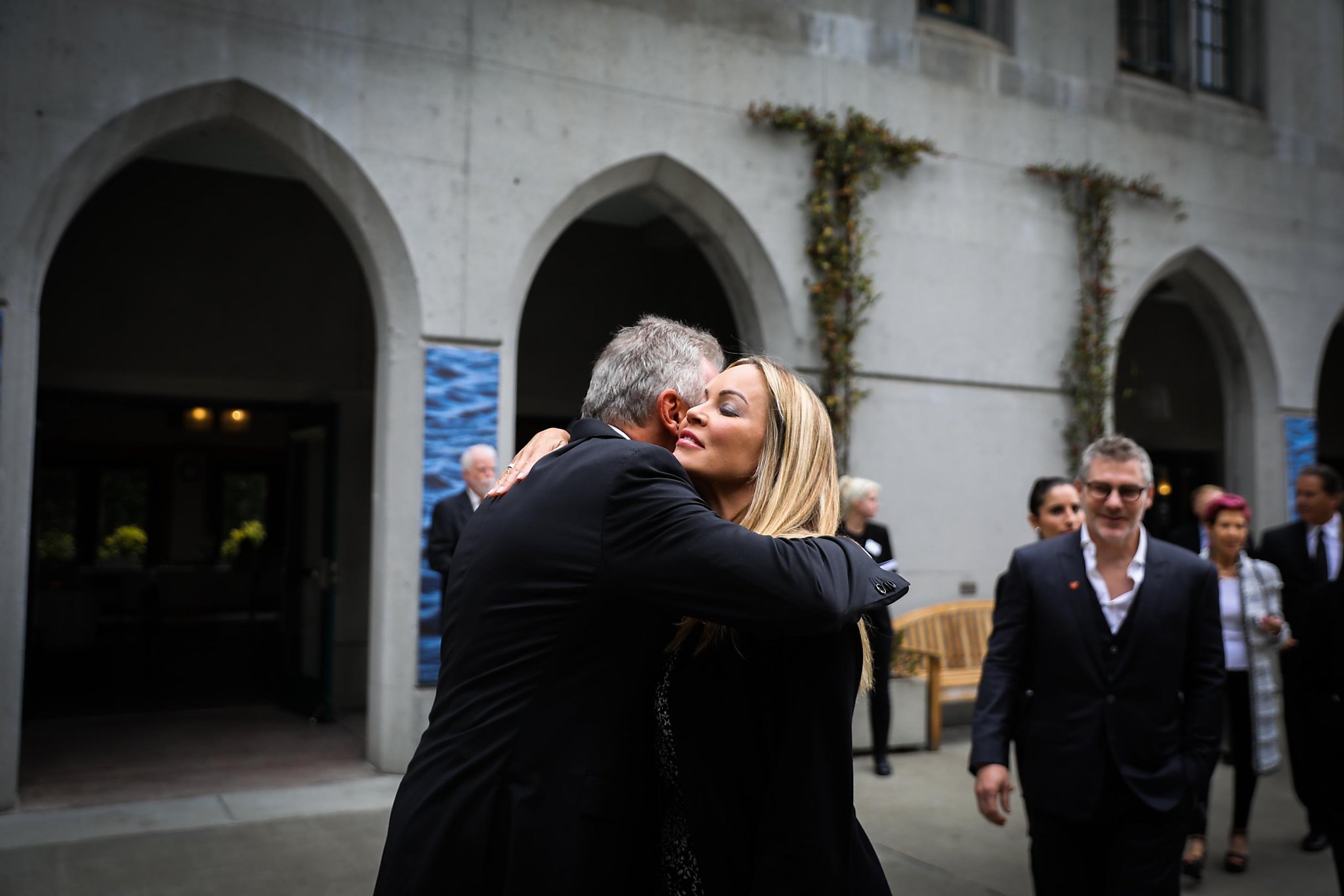 49ers icon Dwight Clark gets cheers, tears in tribute