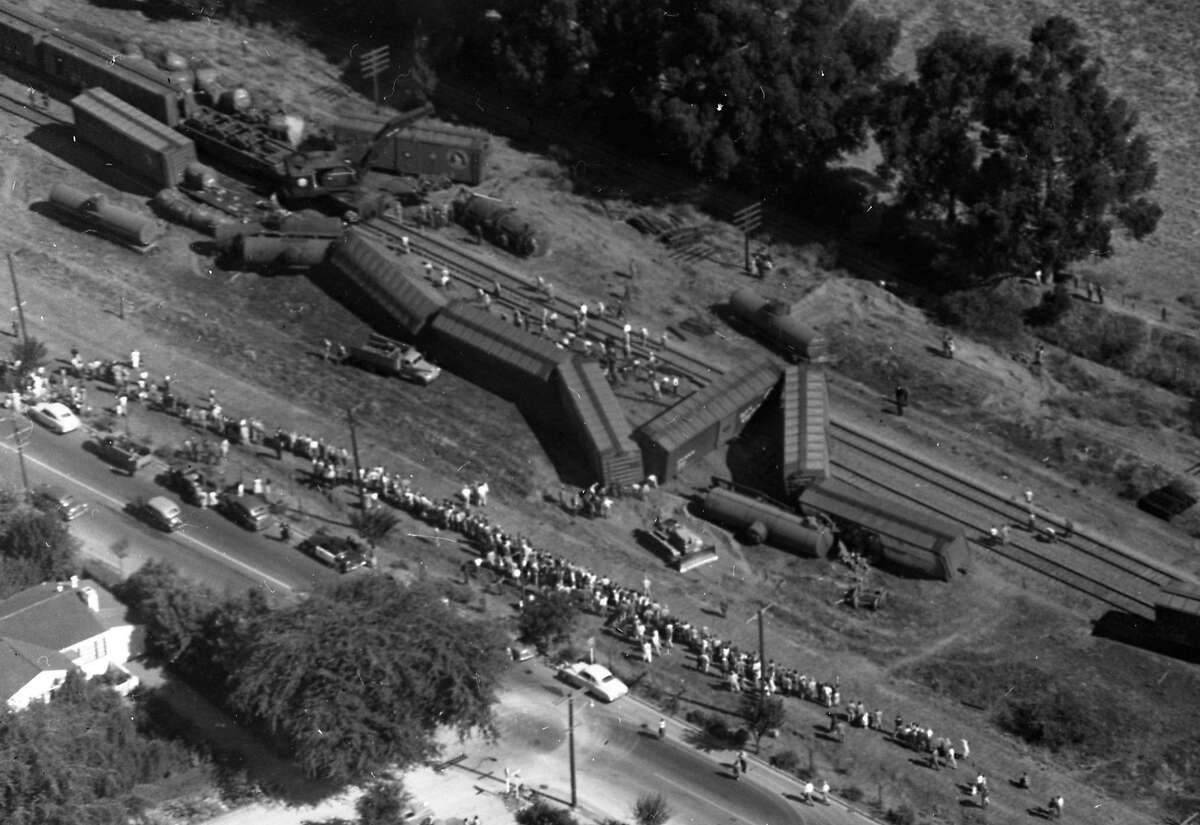 1953年8月20日，一列南太平洋货运列车在伯林盖姆-米尔布雷边界附近脱轨，14节车厢脱轨