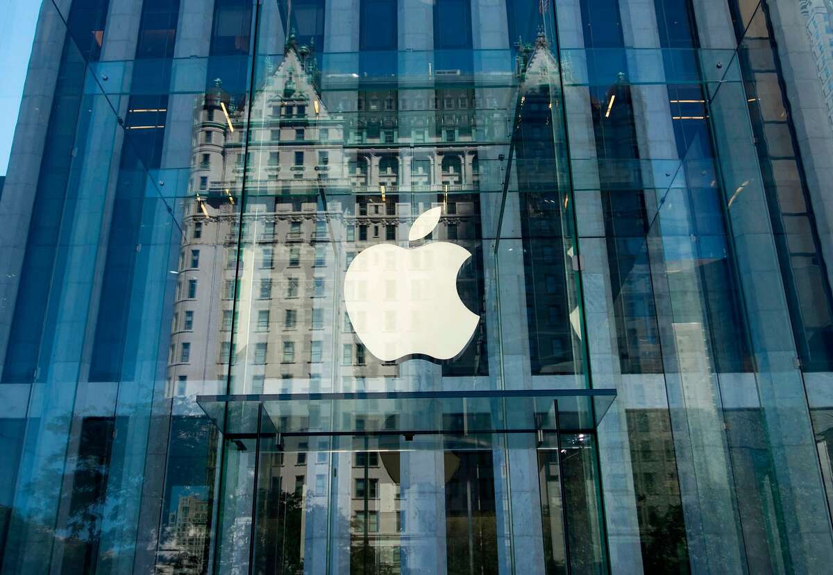 (FILES) In this file photo taken on September 14, 2016 the Apple logo is seen at the entrance to the Fifth Avenue Apple store in New York. Apple became the first private company to surpass $1 trillion in stock market value Thursday following its latest surge after reporting strong quarterly earnings. Shares of Apple briefly hit $207.05 in late-morning trading, before retreating somewhat. The gains came after the iPhone maker reported strong earnings late Tuesday that prompted a two-day rally in the share price. / AFP PHOTO / Don EMMERTDON EMMERT/AFP/Getty Images