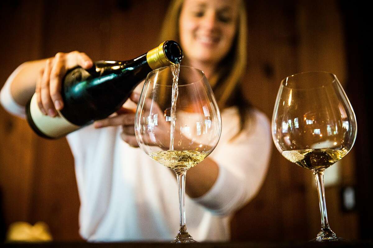 肯德尔-杰克逊酒庄(Kendall-Jackson Winery)认为，白葡萄酒也应该有表情符号。图为萨拉·克利夫兰在纳帕谷的菲拉酒庄斟酒。