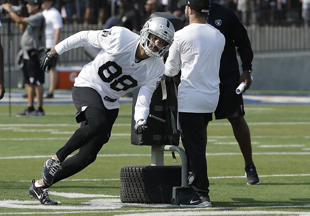 Oakland Raiders: Eddie Vanderdoes, Gareon Conley, rookies pose for pic