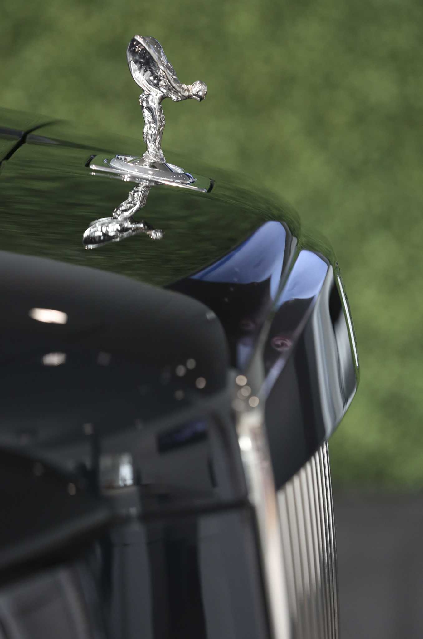 Rolls-Royce unveils SUV with $325K price tag