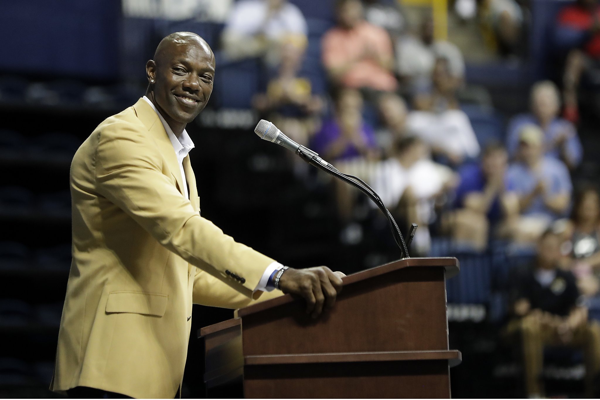 600 miles away from Canton, Owens celebrates his enshrinement