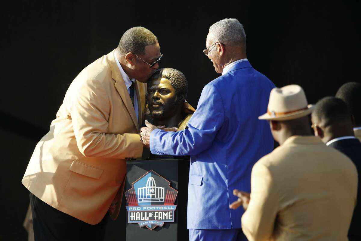 CANTON, OH - AUGUST 04: Robert Brazile kisses his bust during the 2018 NFL Hall of Fame Enshrinement Ceremony at Tom Benson Hall of Fame Stadium on August 4, 2018 in Canton, Ohio. (Photo by Joe Robbins/Getty Images)