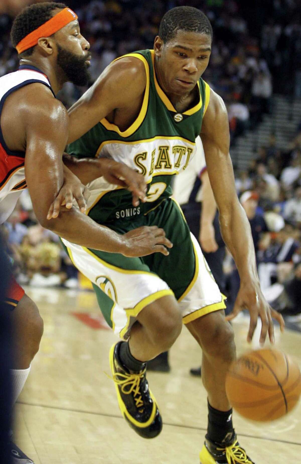 Golden State Warriors' Baron Davis guards the Seattle SuperSonics' Kevin Durant, right, in the first half of an NBA basketball game, Wednesday, April 16, 2008 in Oakland, Calif.