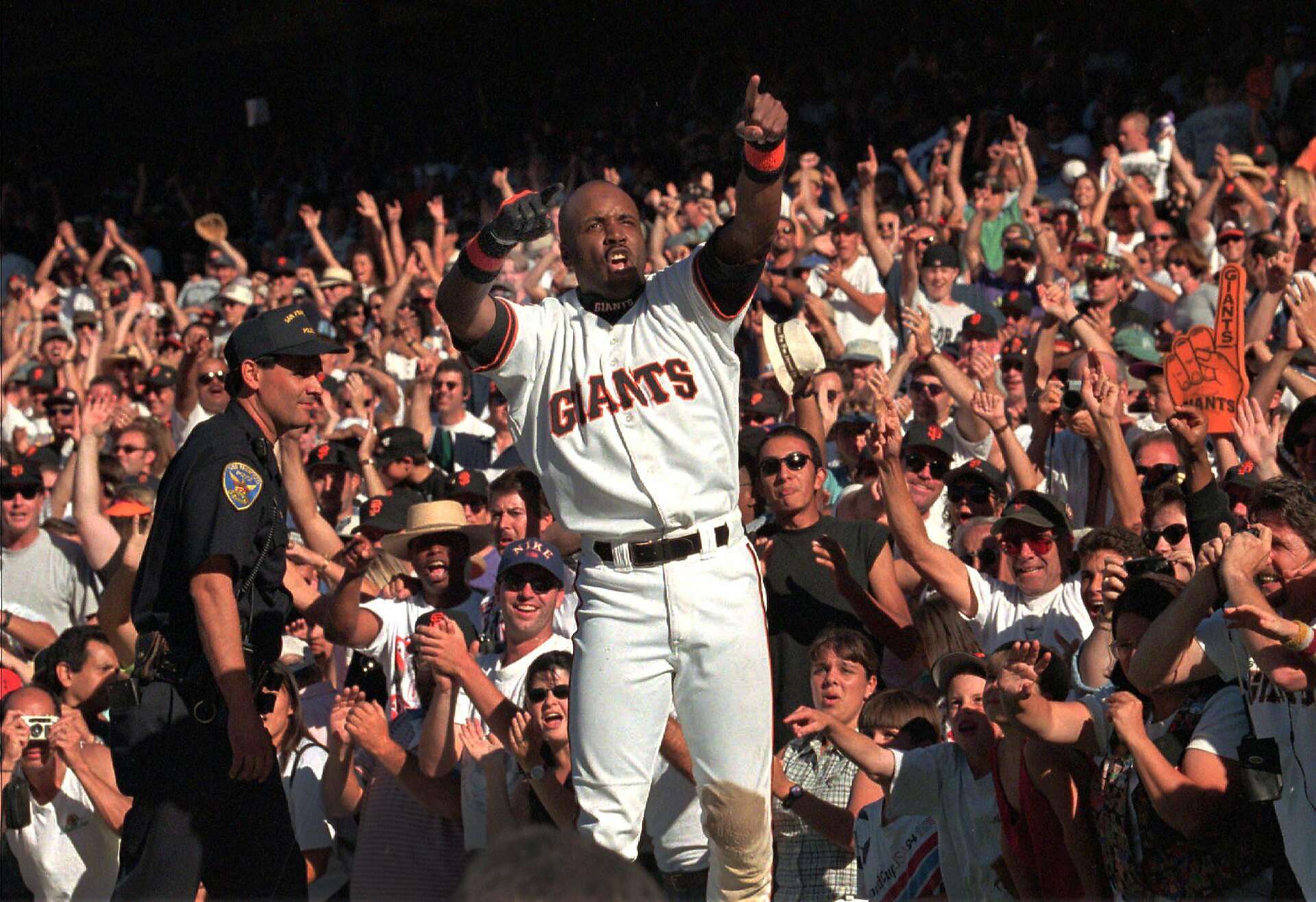 Barry Bonds with Giants Crowed