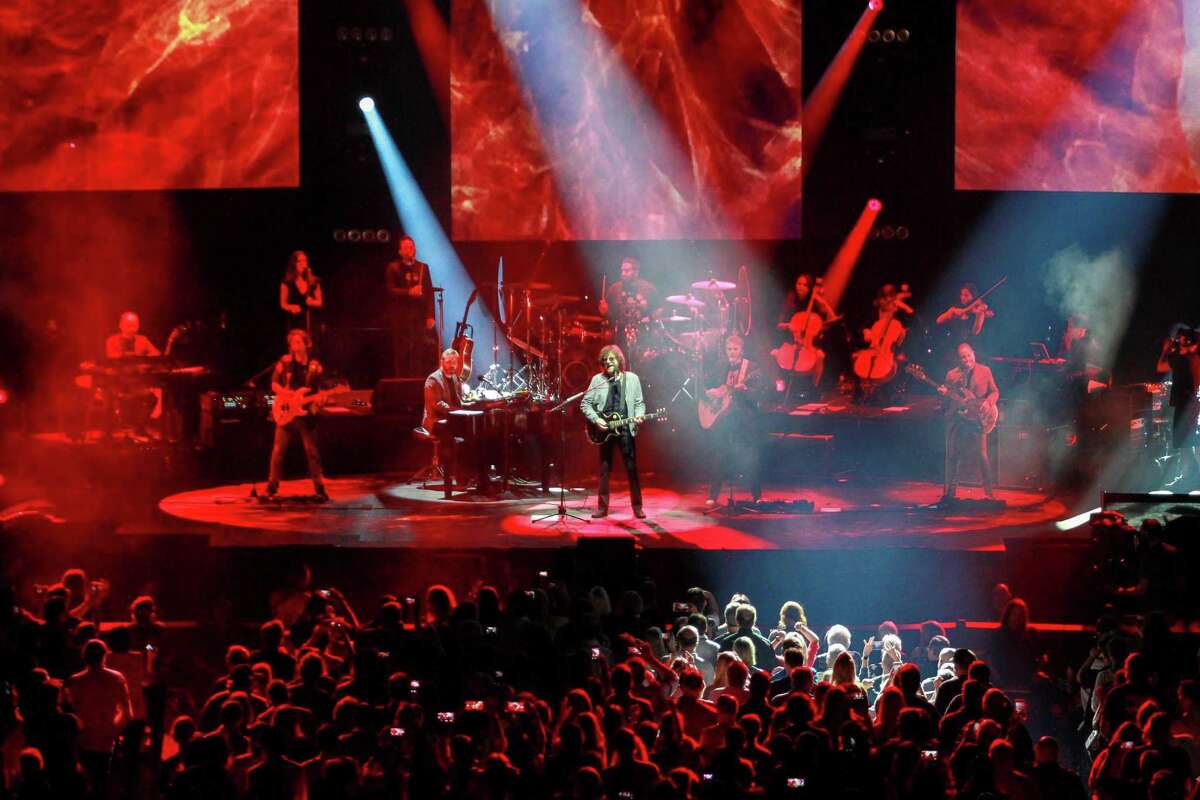 ELO’s return to Houston provides perfectly arranged escapism