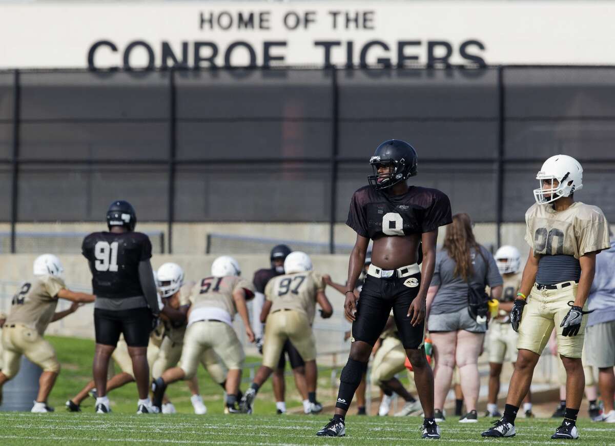 Football Conroe Fans Come Out To Moorhead To Meet The Tigers