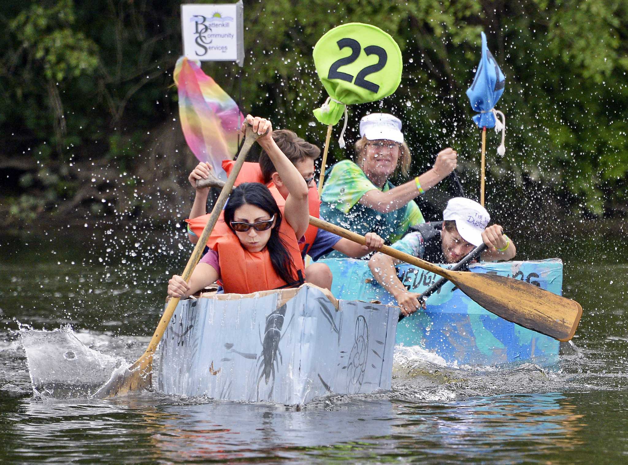 Photos Cardboard boat race