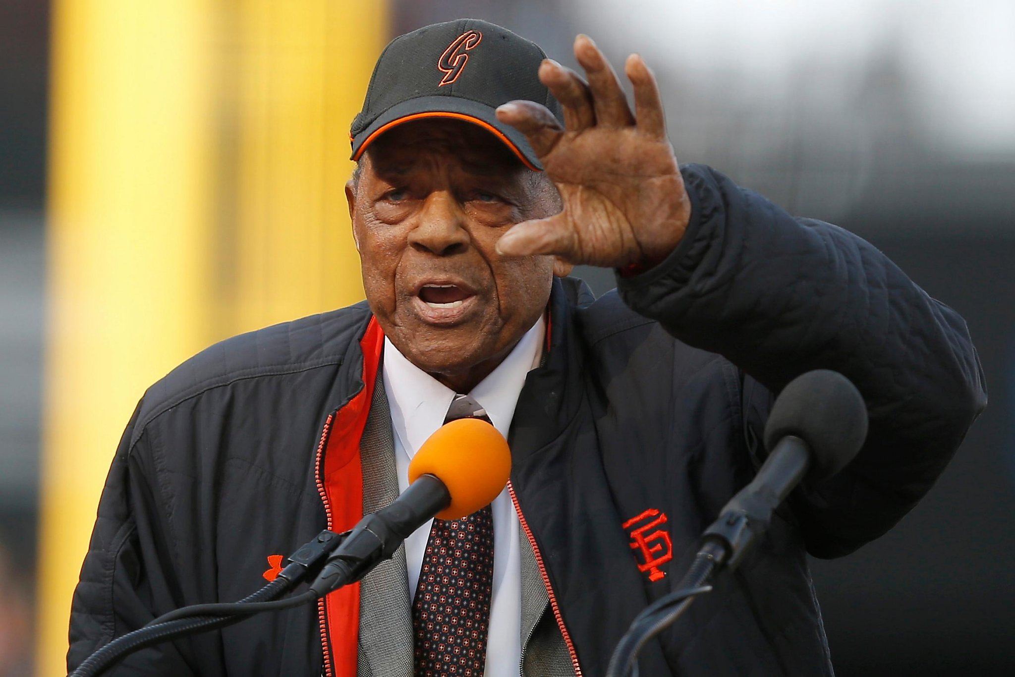 Willie Mays says Barry Bonds 'deserves to be in the Hall of Fame