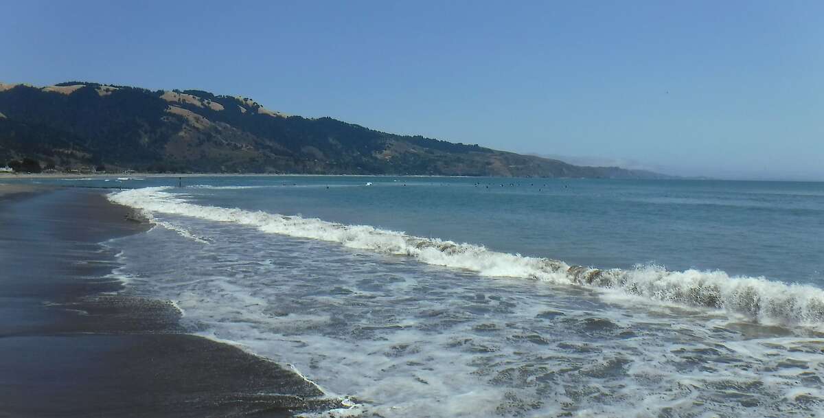 A spur from the main road in Bolinas leads to access to this gorgeous wave-swept beach with good surfing, kayaking and paddling on a SUP.