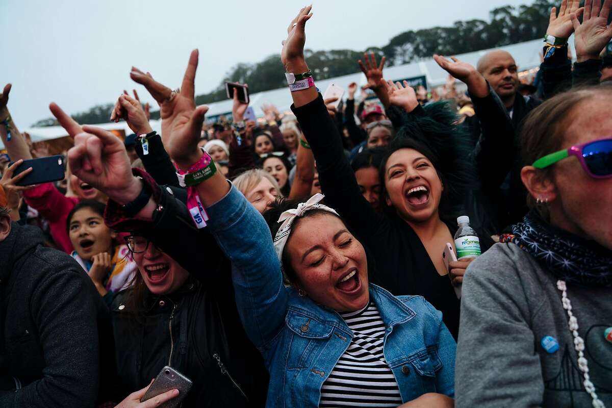 8月12日，在美国旧金山金门公园举行的户外音乐艺术节上，乐迷们在喜力House by Heineken舞台上观看Salt-n-Pepa乐队的表演。