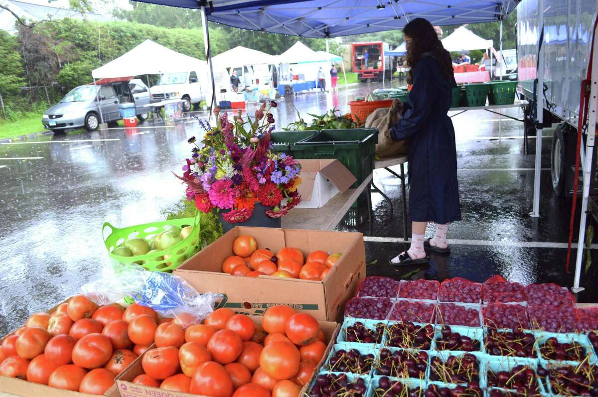 In Pictures Despite Rain New Canaan S Farmers Market Goes On