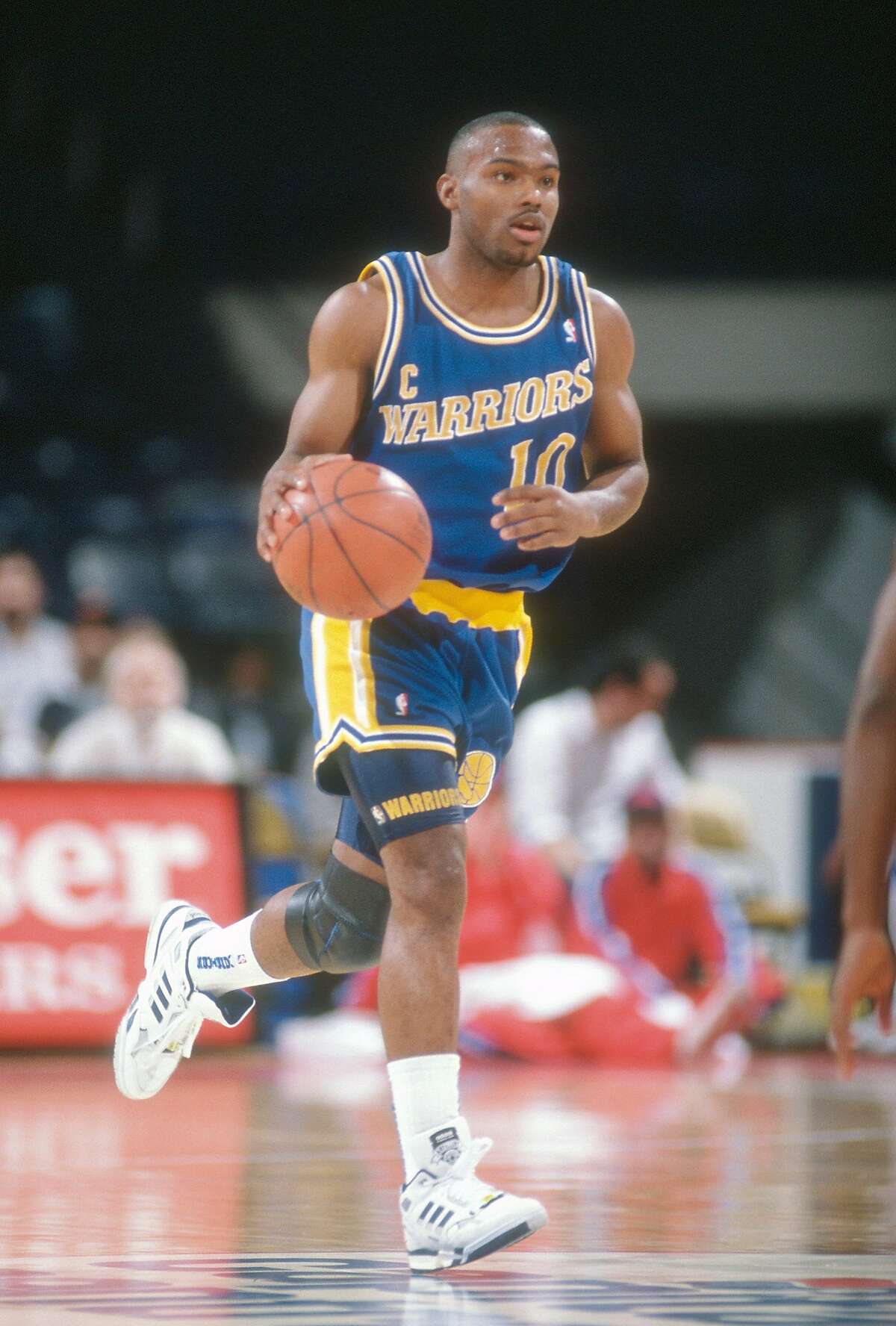 Tim Hardaway #10 of the Golden State Warriors dribbles the ball up court against the Washington Bullets during an NBA basketball game circa 1992 at the Capital Centre in Landover, Maryland.