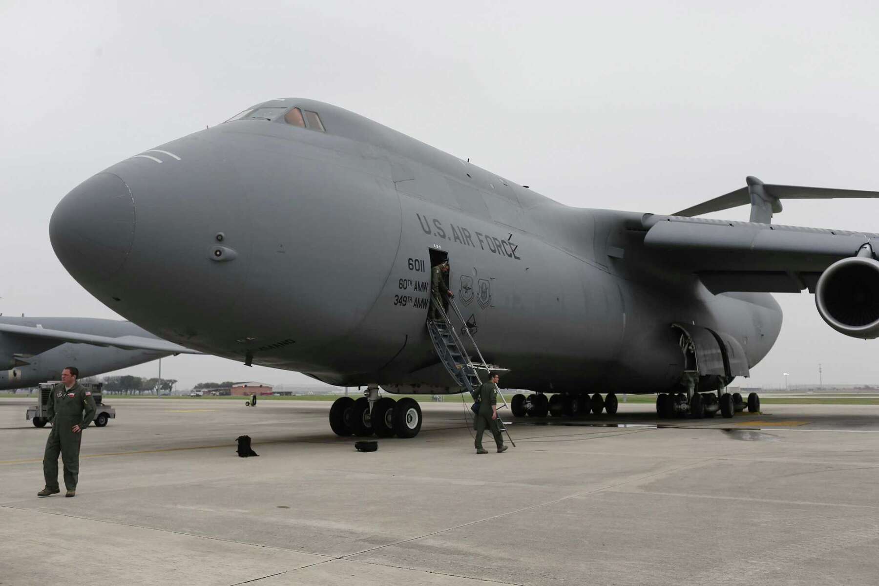 Video surfaces of massive C-5 cargo plane landing in San Antonio without  nose gear