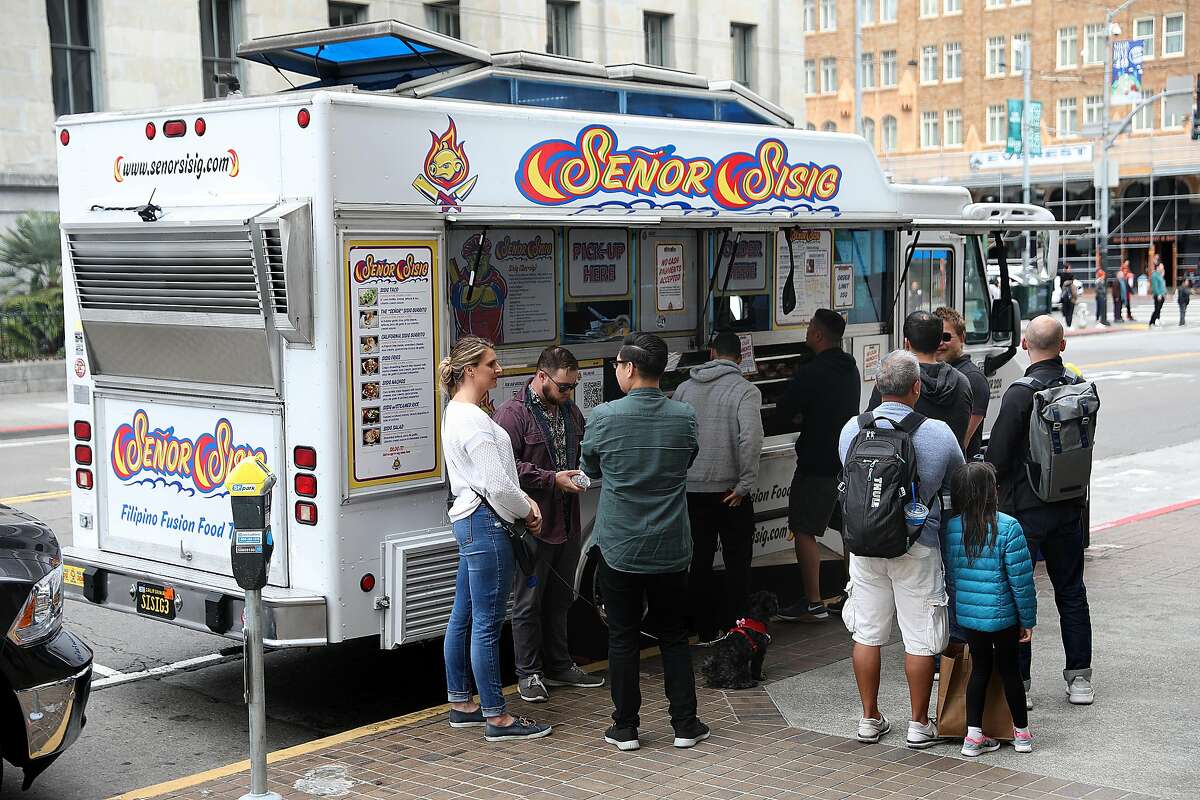 2018年8月14日星期二，停在加州旧金山第五街Mission街的菲律宾融合美食车Se-or Sisig将不再接受现金。