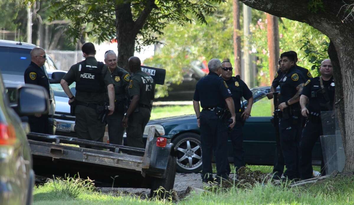 Gang members in custody after pursuit through northeast Houston, 1 ...