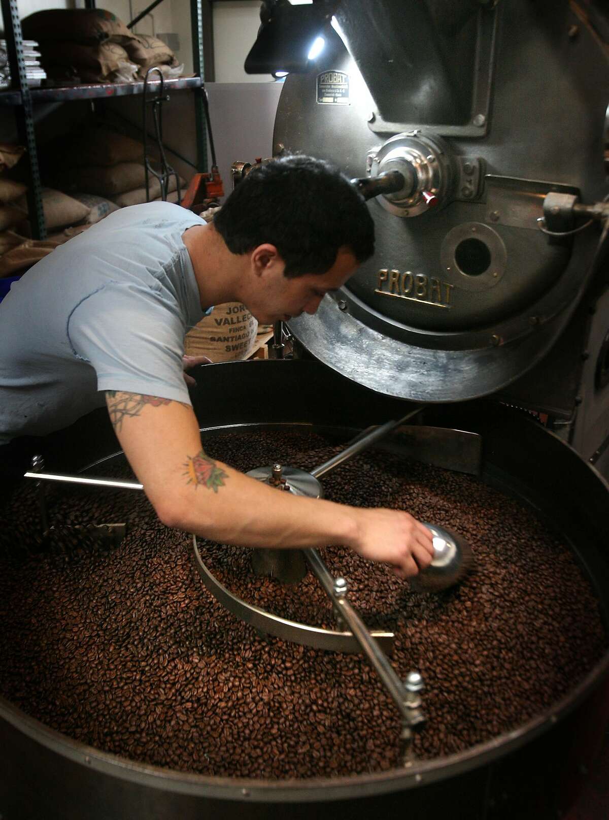杰里米带着检查一批咖啡烘焙咖啡四桶,一个咖啡馆在旧金山,加州周二,2009年3月3日。