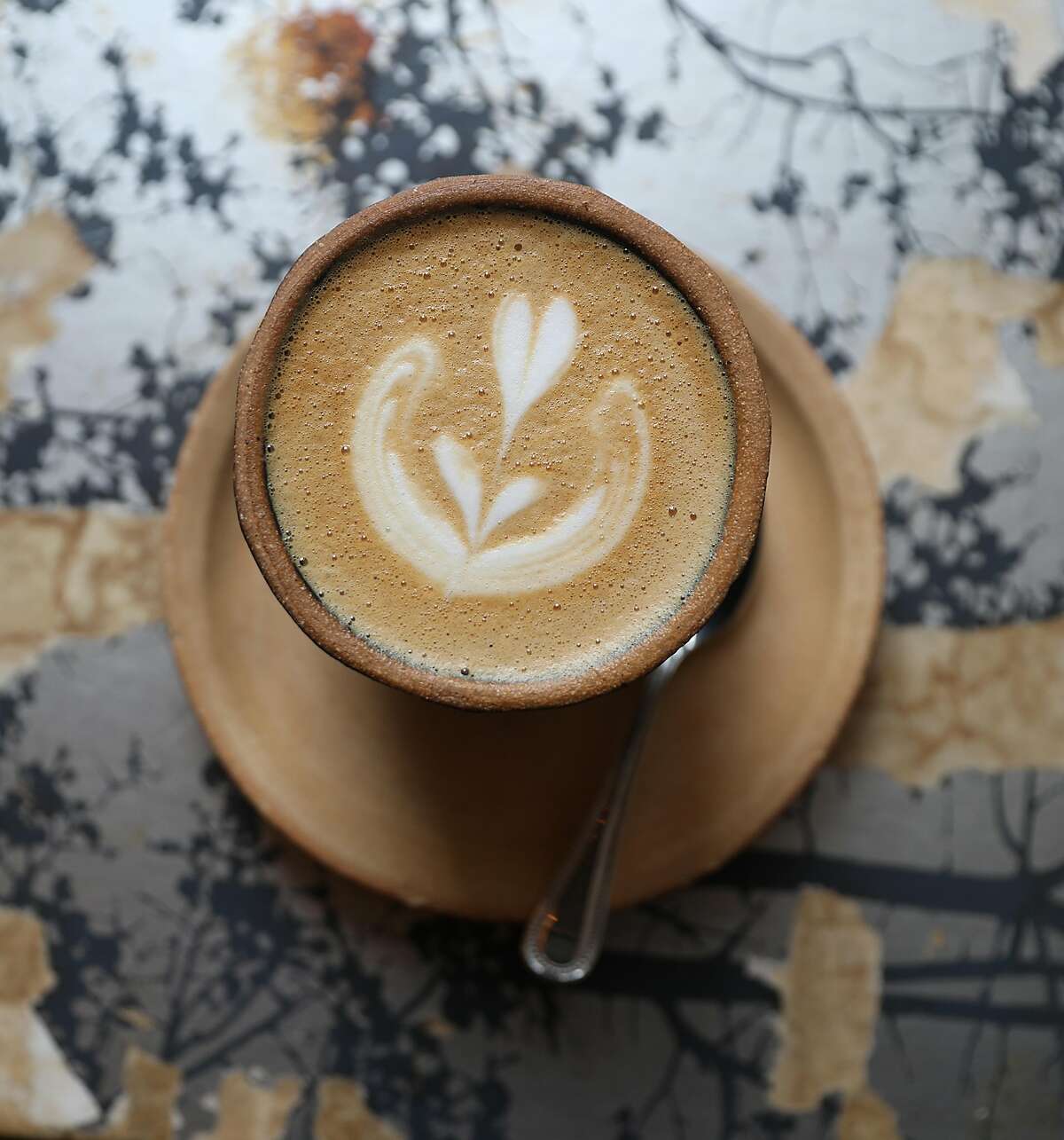 四个桶咖啡拿铁在周三,8月15日,2018年在旧金山,加州。