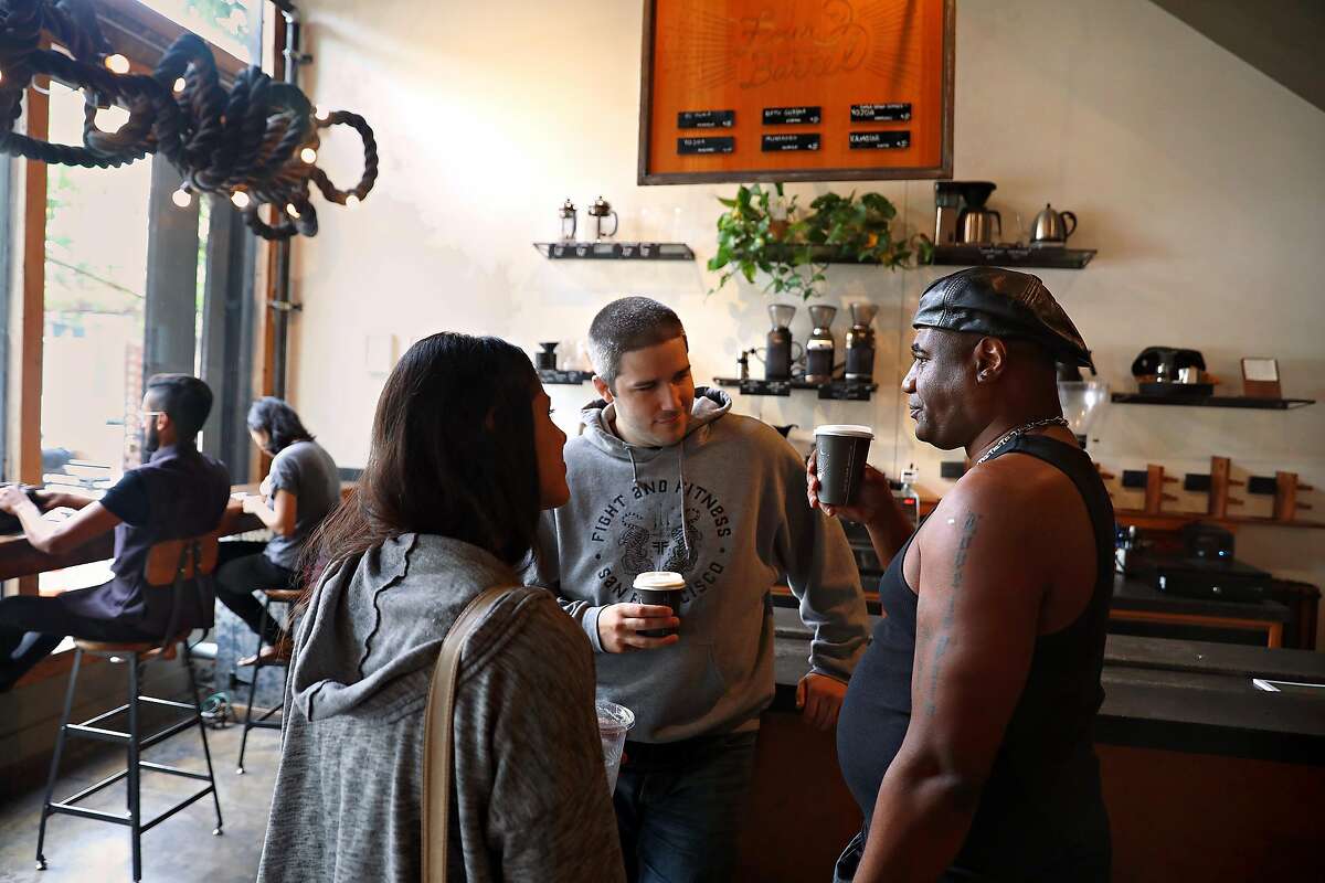 从旧金山詹妮弗·梅斯(左)和乔Chernay(中)从旧金山喝咖啡与米尔顿·戴维斯(右)周三在四桶咖啡来自新泽西,8月15日,2018年在旧金山,加州。