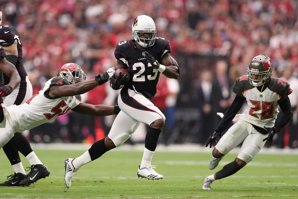 GLENDALE, AZ - OCTOBER 15: Running back Adrian Peterson #23 of the Arizona Cardinals rushes the football on a 27 yard touchdown against the Tampa Bay Buccaneers during the first half of the NFL game at the University of Phoenix Stadium on October 15, 2017 in Glendale, Arizona. (Photo by Christian Petersen/Getty Images)