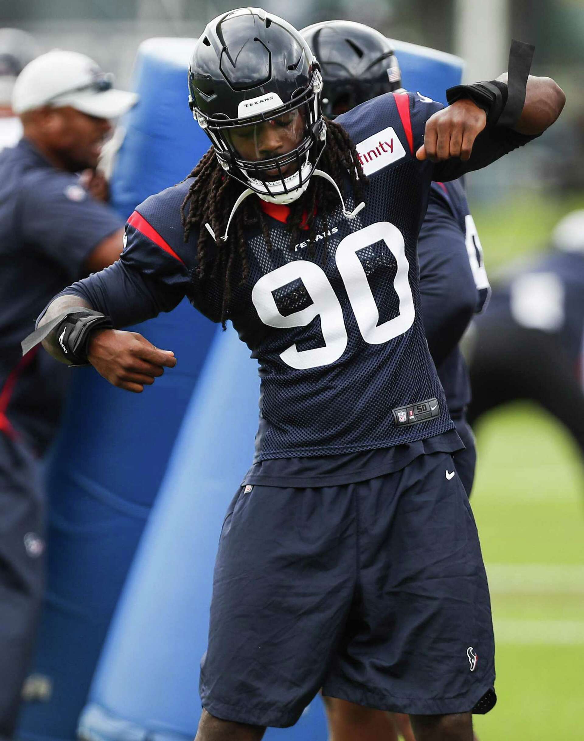 Texans' Jadeveon Clowney fined by NFL for taunting, image size:1920x2435