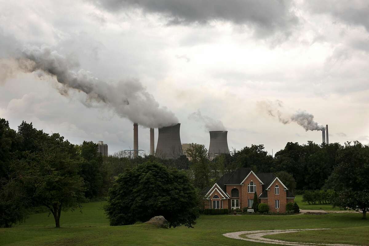 Steam billows from the coal-fired Gavin Power Plant in Cheshire, Ohio, Aug. 21, 2018. The Trump administration unveiled its overhaul of pollution rules for coal-fired power plants, and its analysis shows an increase of up to 1,400 premature deaths annually. (Maddie McGarvey/The New York Times)