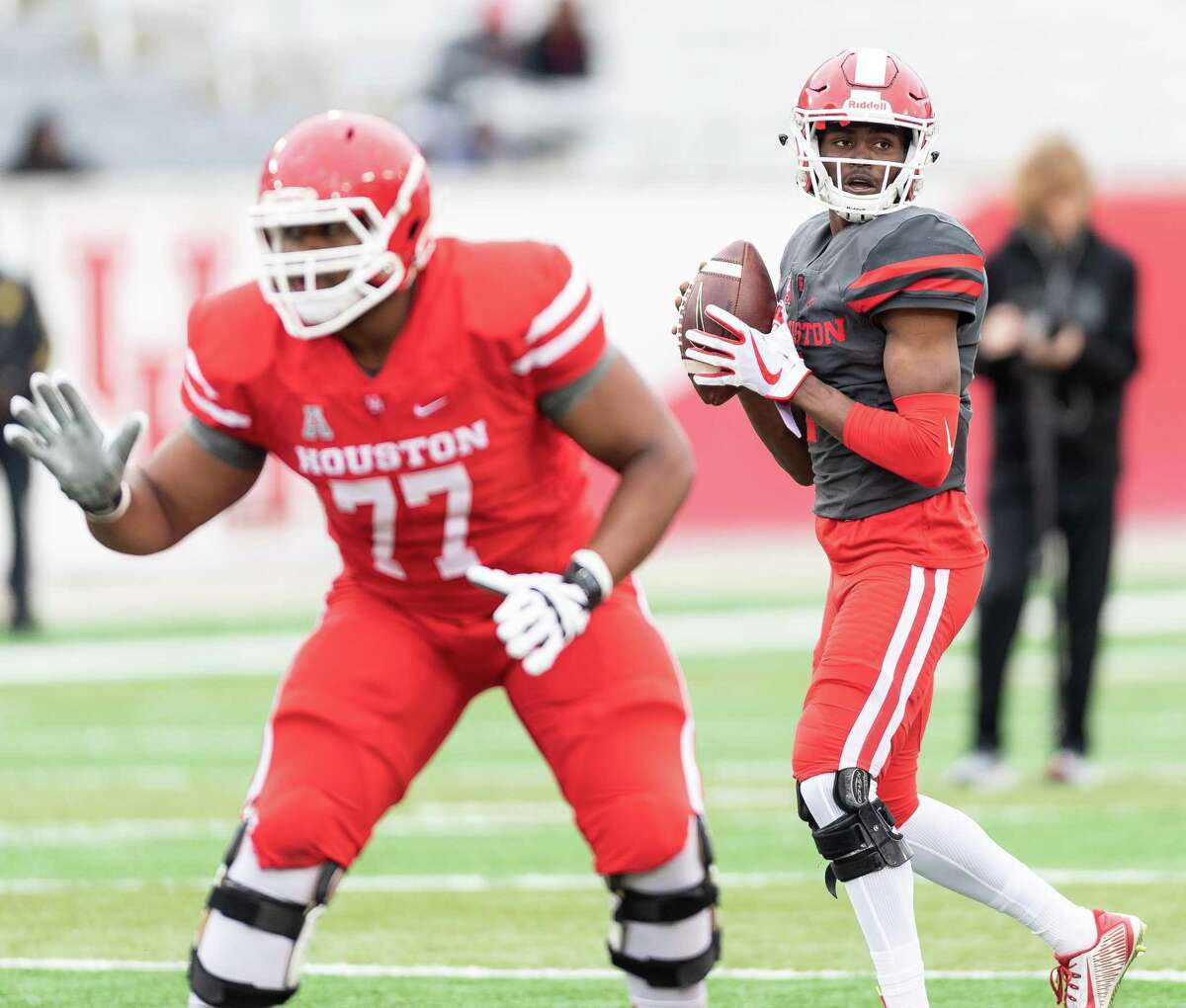 UH to find ways to get QB Bryson Smith on field