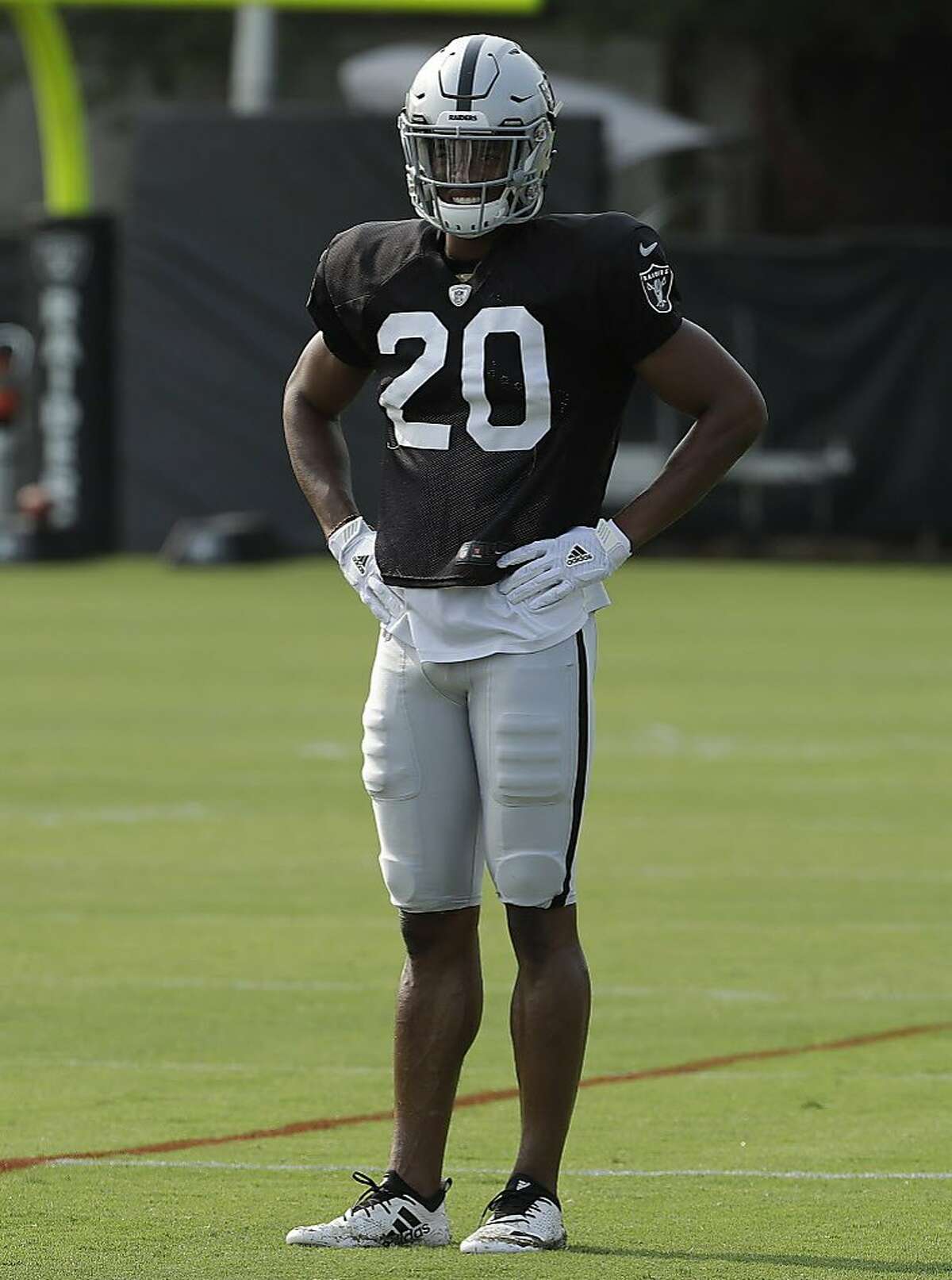 Pro Bowl safety Reggie Nelson visiting Raiders