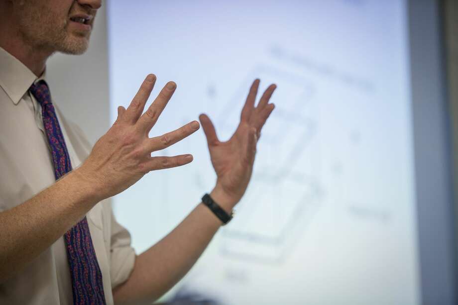 7 hand gestures to get people to listen to you (infographic)