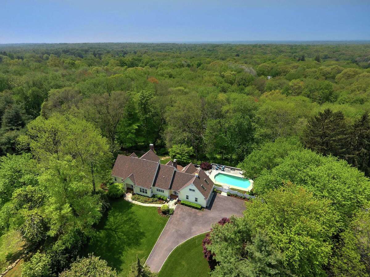 On the Market / Bucolic country views at private Fairfield house