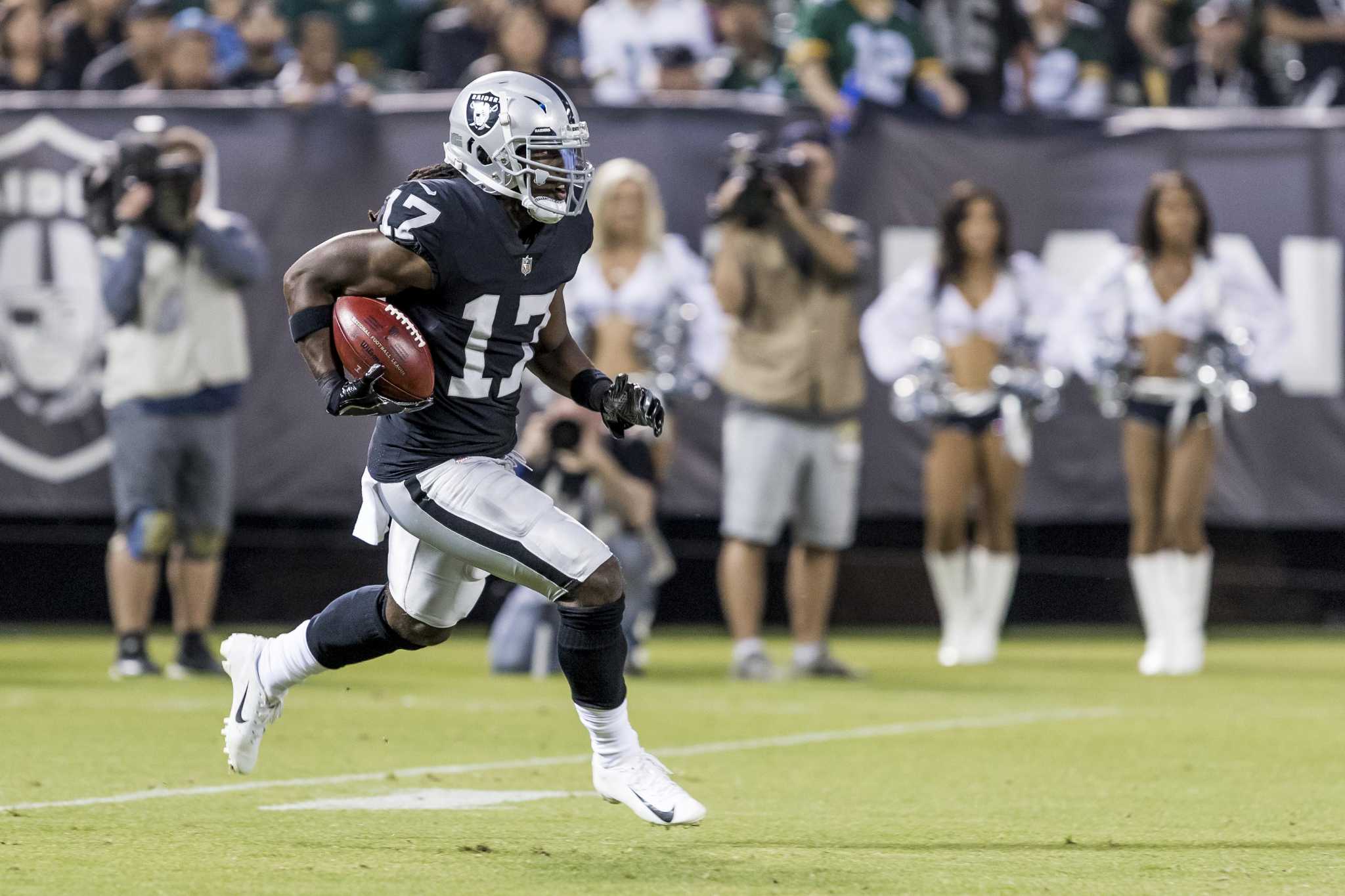 New York Giants wide receiver Dwayne Harris (17) runs back a kick