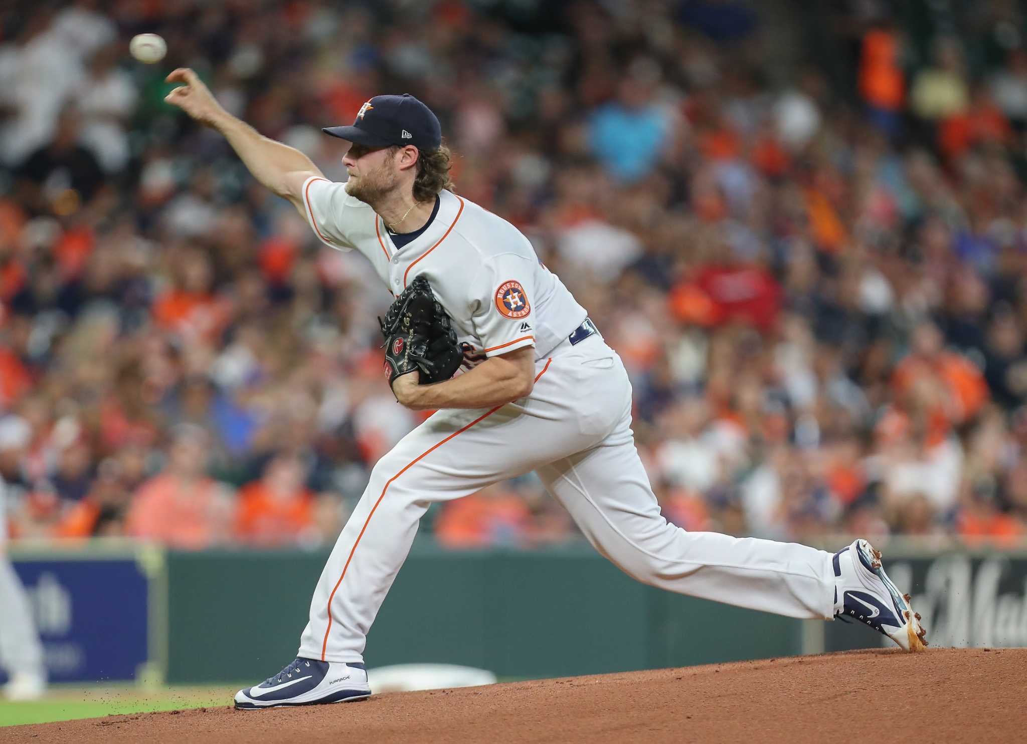 Astros pull away from A's to take opener in pivotal series