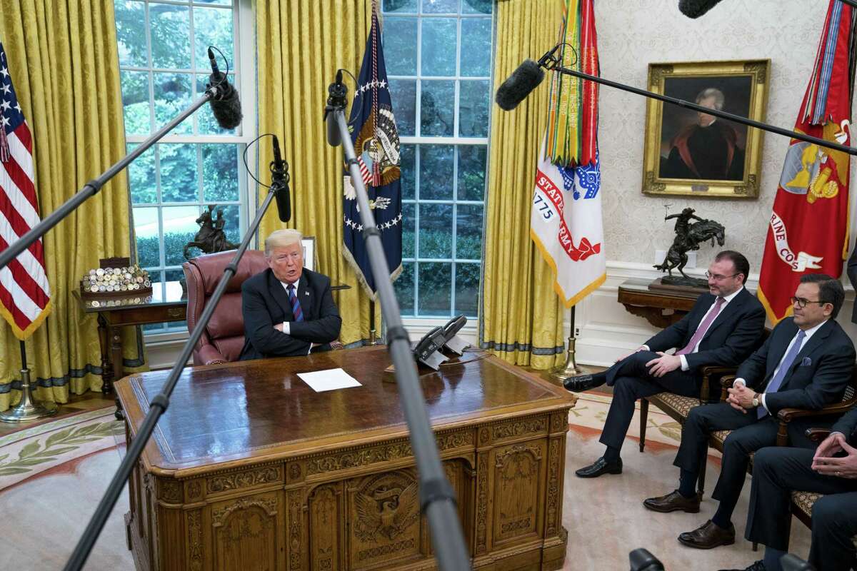 El presidente Donald Trump después de hablar por teléfono con el presidente de México Enrique Peña Nieto tras el anuncio de un acuerdo preliminar para reemplazar el TLCAN con un nuevo tratado, en el Despacho Oval de la Casa Blanca, el lunes 27 de agosto de 2018.