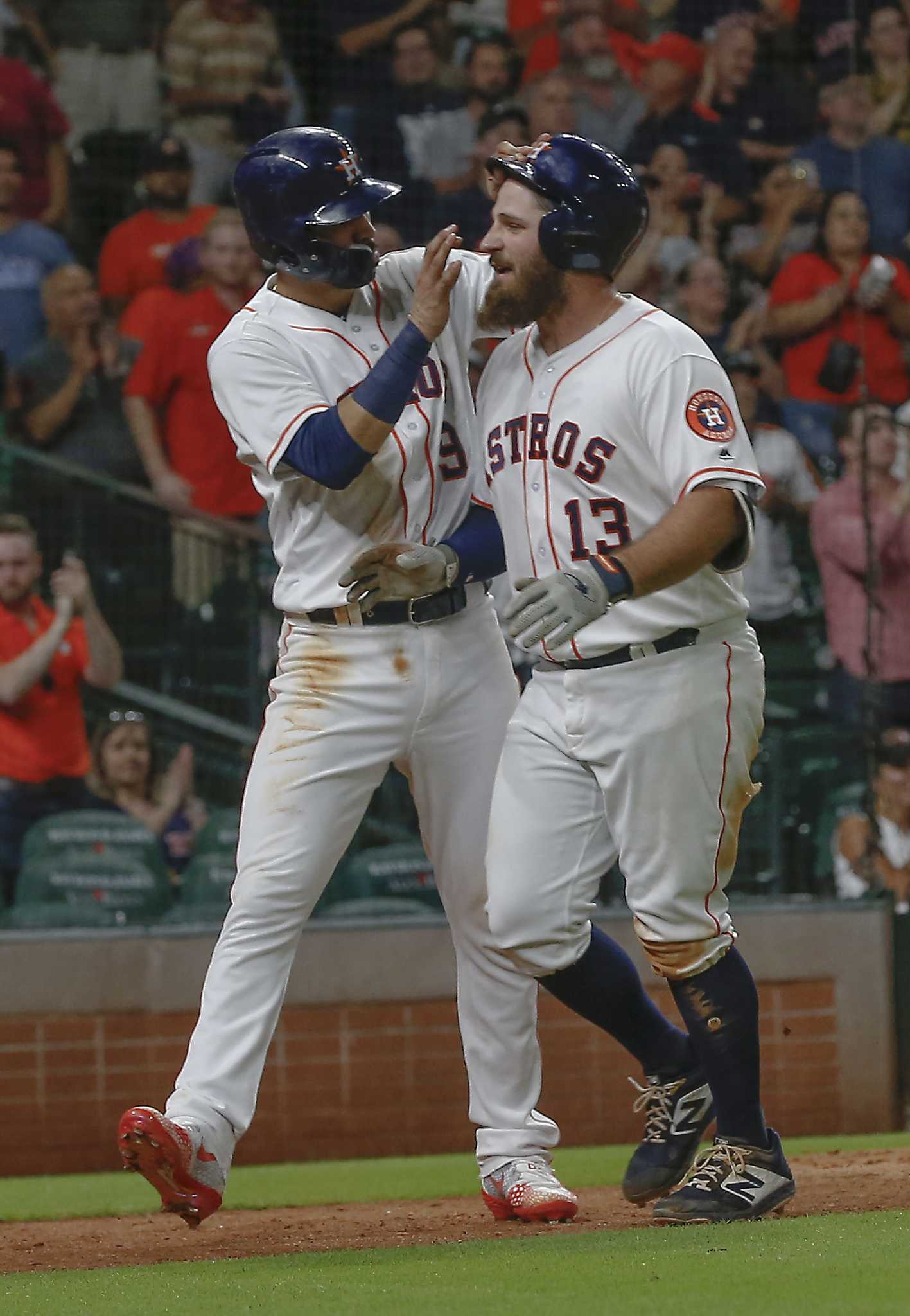 Astros pull away from A's to take opener in pivotal series