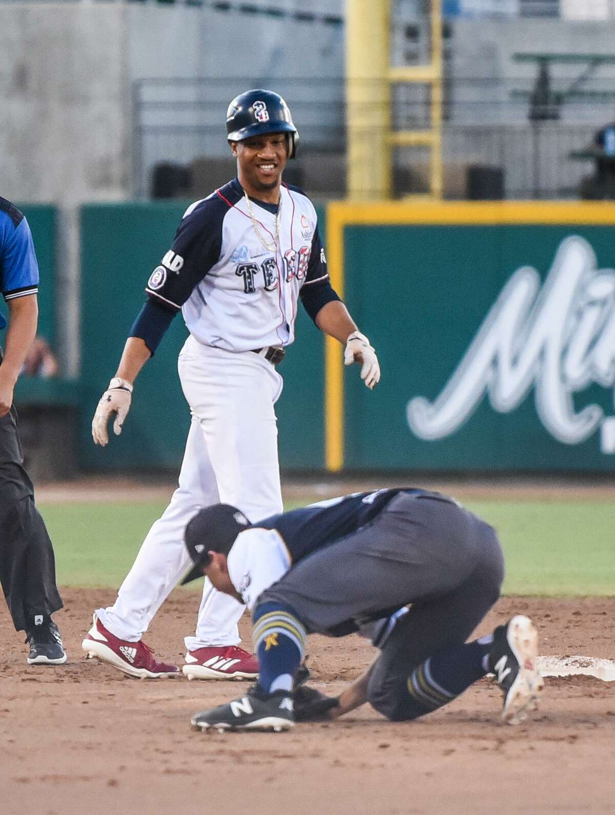 Johnny Davis and the Tecolotes capitalized on five errors by Aguascalientes in the 9-5 victory on Tuesday night.