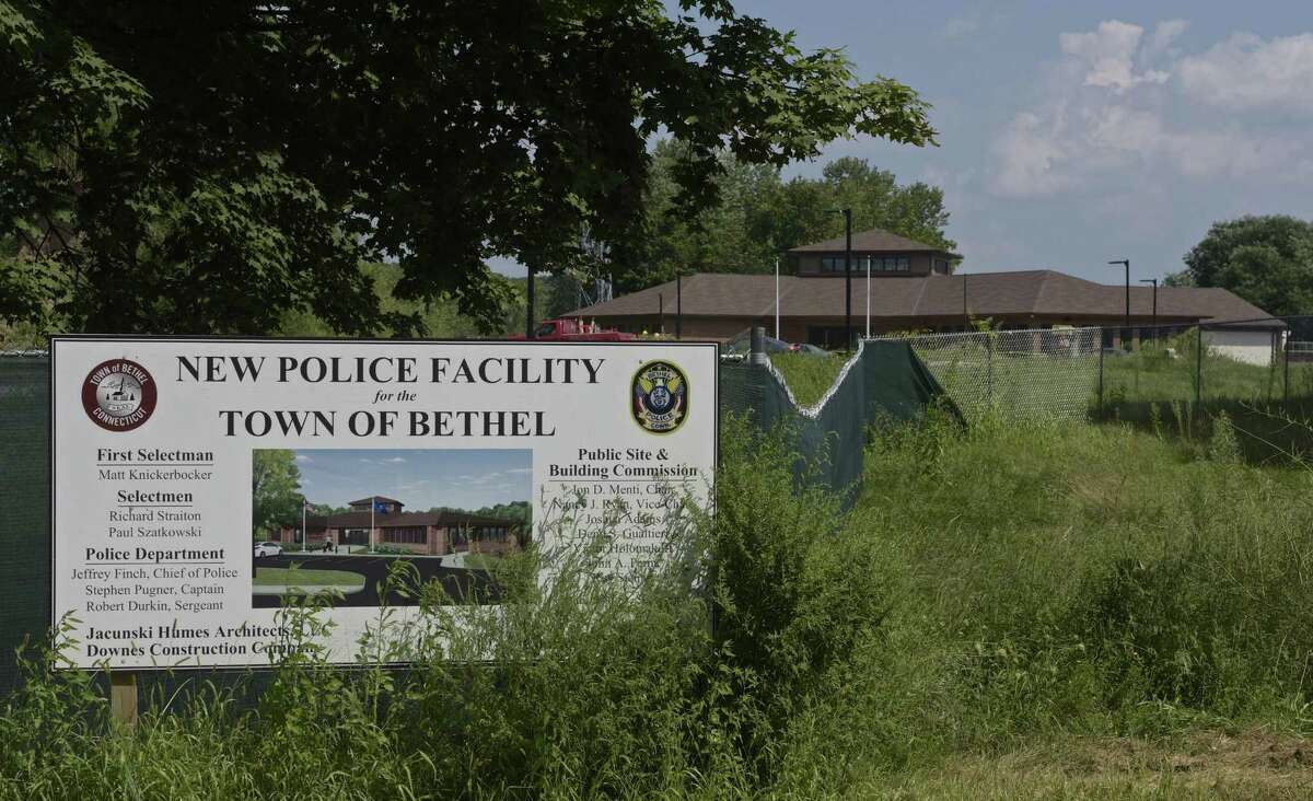 Bloomfield resident drains 100foot putt, wins 20,000 at Bethel police
