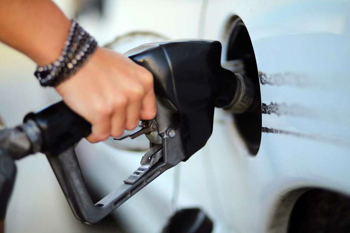 Gasoline prices in Houston and across the country fell last week alongside crude oil prices.