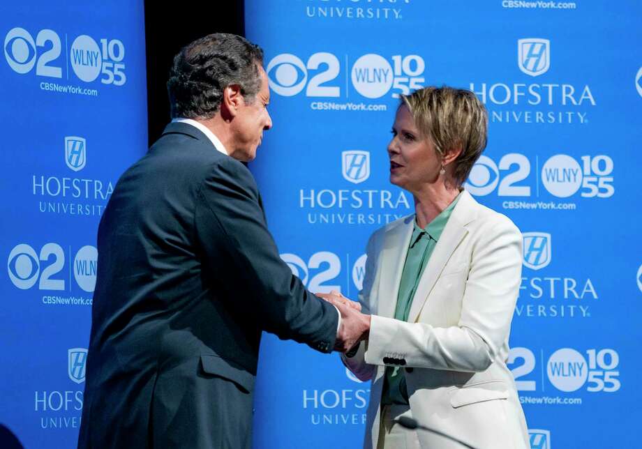 New York Governor Andrew Cuomo, left, shakes hands with New Democratic Democrat candidate Cynthia Nixon before their debate at Hofstra University in Hempstead, NY on August 29, 2018. (AP Photo / Craig Ruttle, Pool) Ruttle / Pool AP FR61802