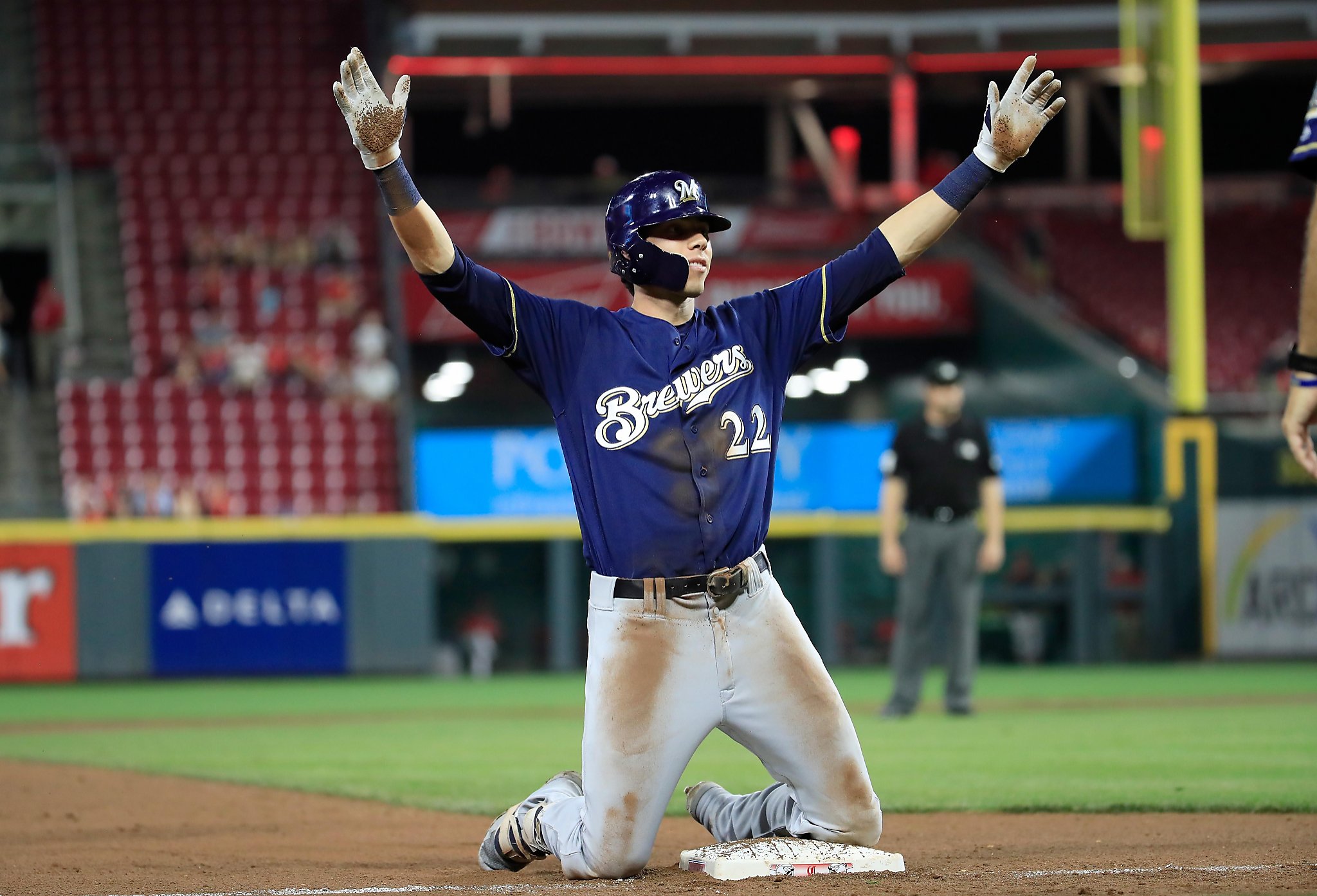 Christian Yelich hits for the cycle as Brewers edge past Reds.